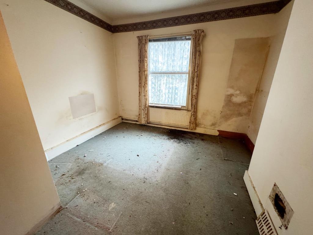 Lot: 130 - GARDEN FLAT CLOSE TO TOWN CENTRE - Front room